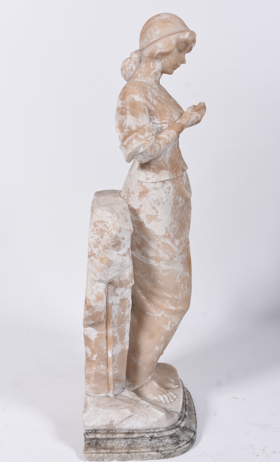 Belíssima estatueta de alabastro representando Jovem com cântaro... - foto 6 de 9