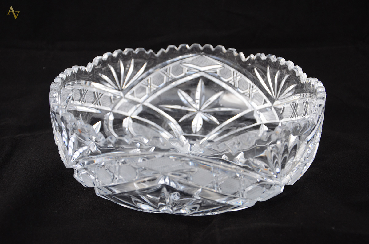 Saladeira de cristal tcheco lapidado, feitio redondo. Diam. 24 cm...