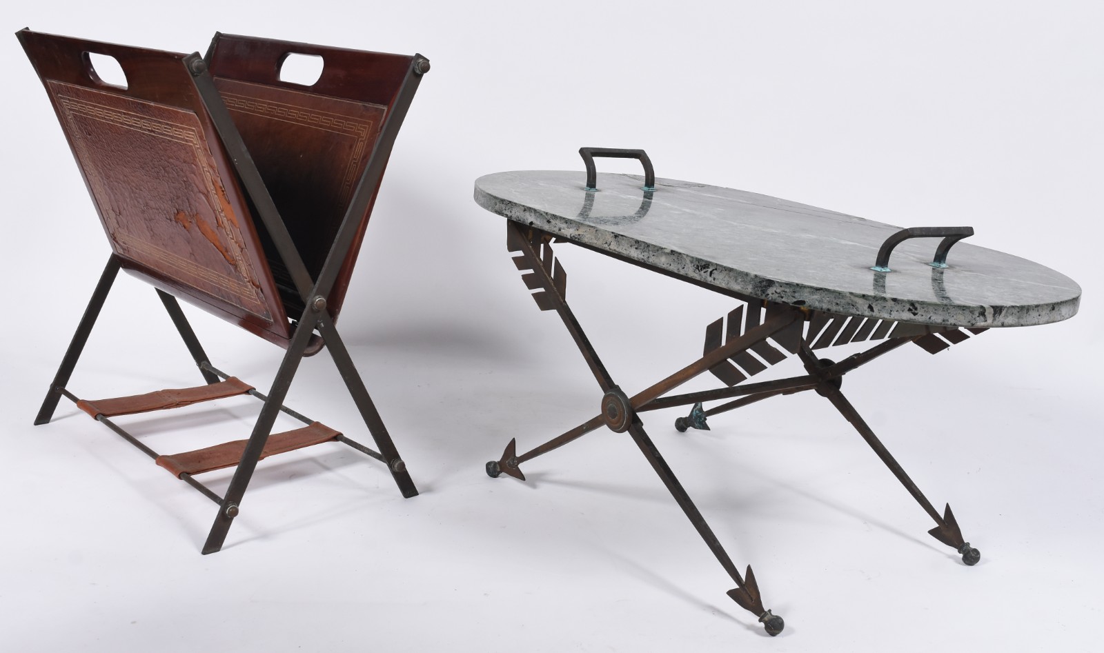 Mesa de centro com tampo de mármore, base de metal oxidado e mármore... - foto 1 de 9