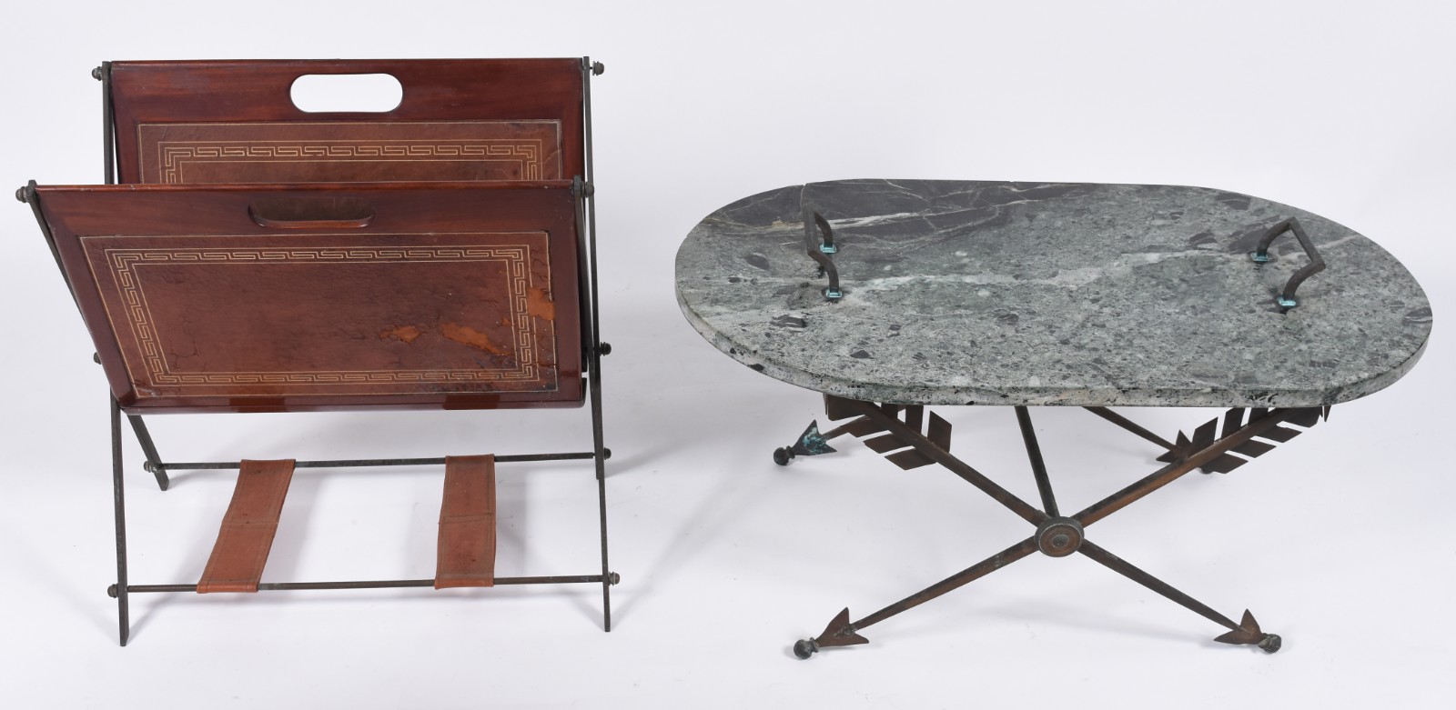 Mesa de centro com tampo de mármore, base de metal oxidado e mármore... - foto 2 de 9