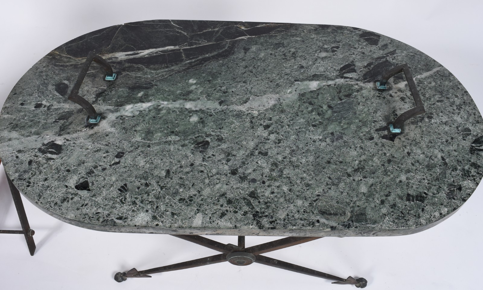 Mesa de centro com tampo de mármore, base de metal oxidado e mármore... - foto 5 de 9