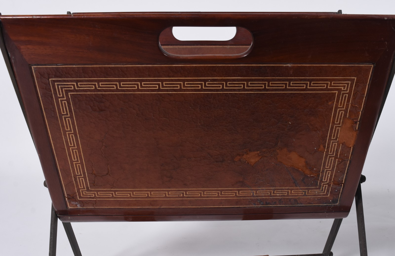 Mesa de centro com tampo de mármore, base de metal oxidado e mármore... - foto 8 de 9