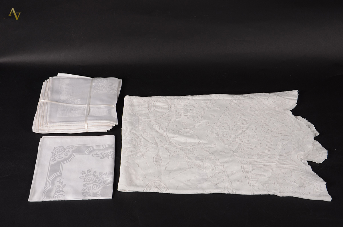 Toalha branca de renda com 13 guardanapos adamascados. Med. 2.80 x...