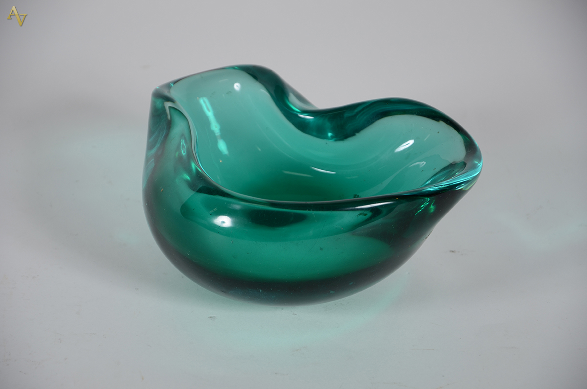 Bowl de murano na cor verde. Med. 26 x 14 cm.