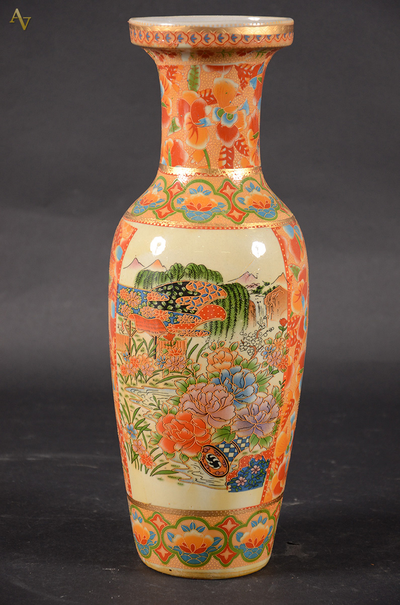 Vaso de porcelana chinesa. Alt. 39 cm.