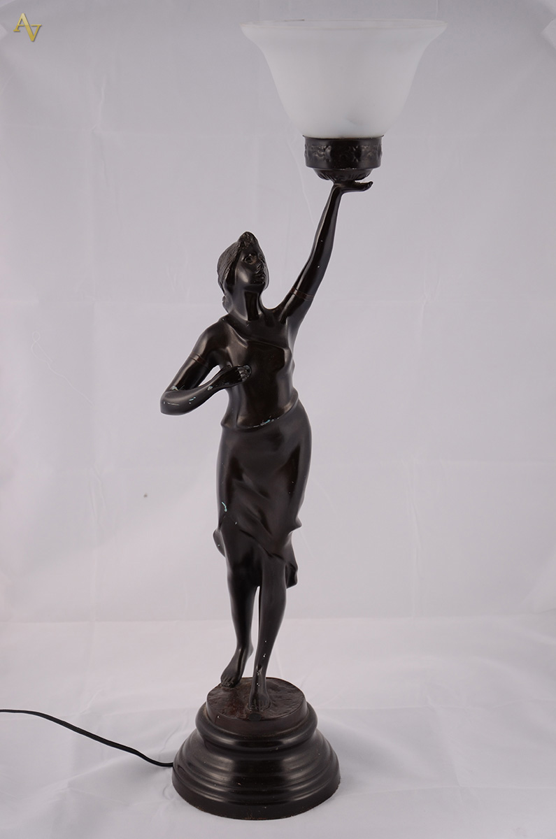 Luminária de petit bronze com cúpula. Alt. 72 cm.