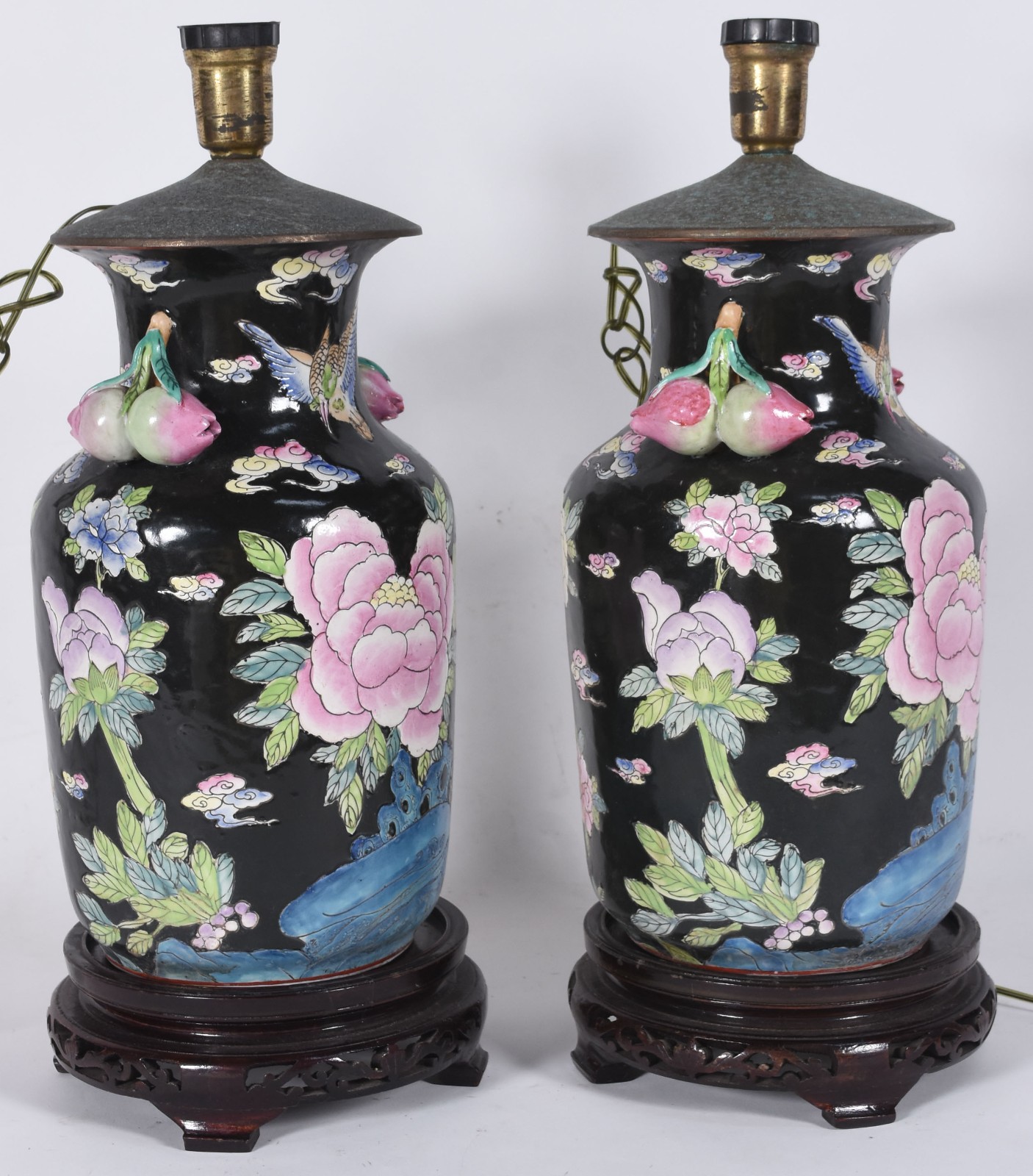 Par de abatjoures de porcelana oriental, fundo preto com flores em... - foto 1 de 7