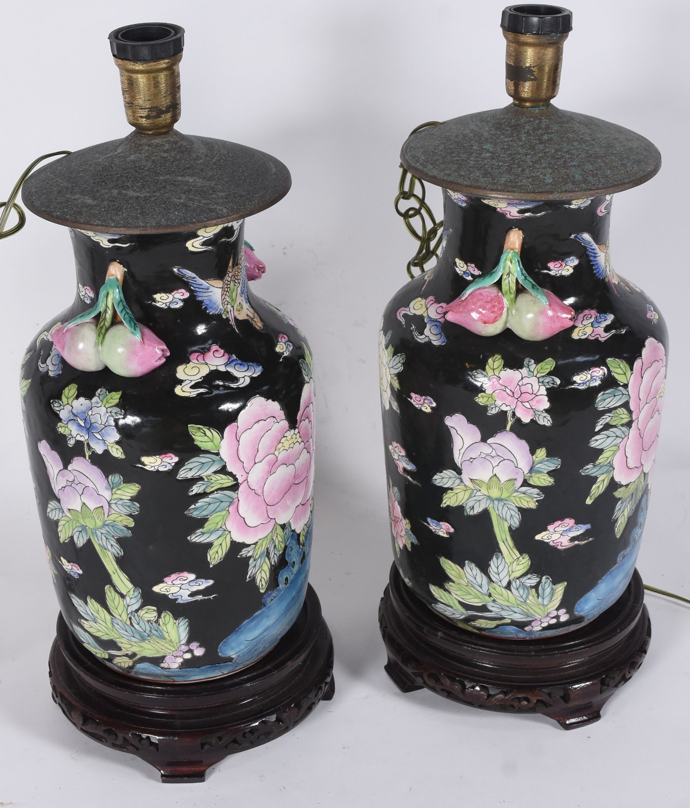 Par de abatjoures de porcelana oriental, fundo preto com flores em... - foto 2 de 7