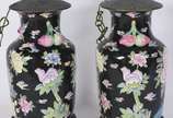 Par de abatjoures de porcelana oriental, fundo ... - Par de abatjoures de porcelana oriental, fundo preto com flores em policromia. Gargalo com frutos em relevo. Marcas na base. Acompanham peanhas ...
