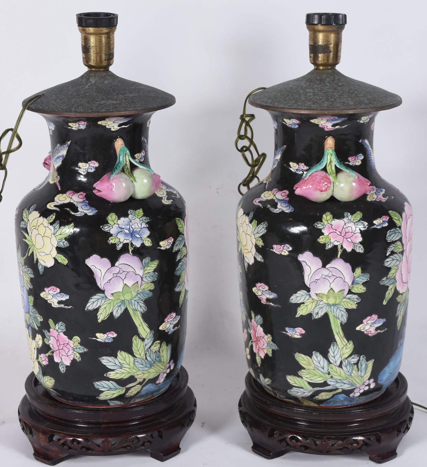Par de abatjoures de porcelana oriental, fundo preto com flores em... - foto 3 de 7
