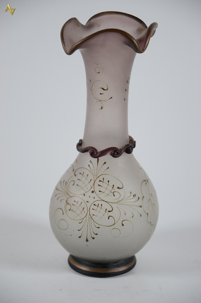 Antigo vaso de vidro lilas bordas em babado e guirlandas em relevo...