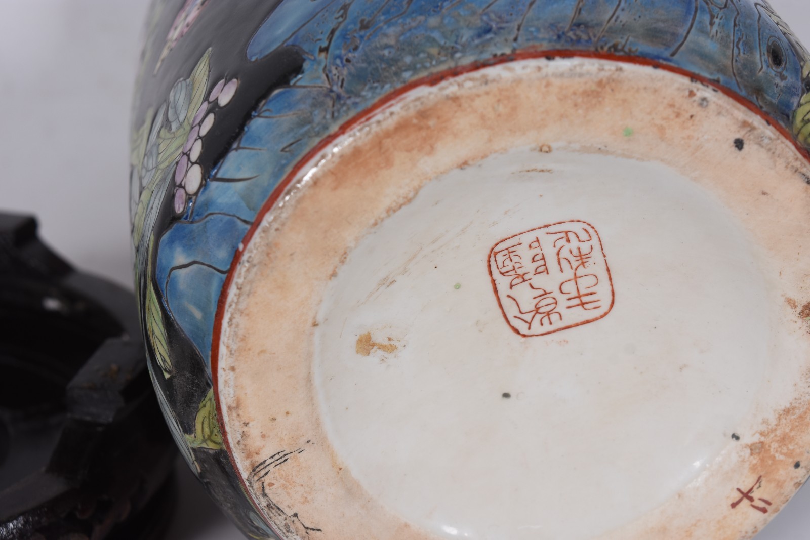 Par de abatjoures de porcelana oriental, fundo preto com flores em... - foto 6 de 7