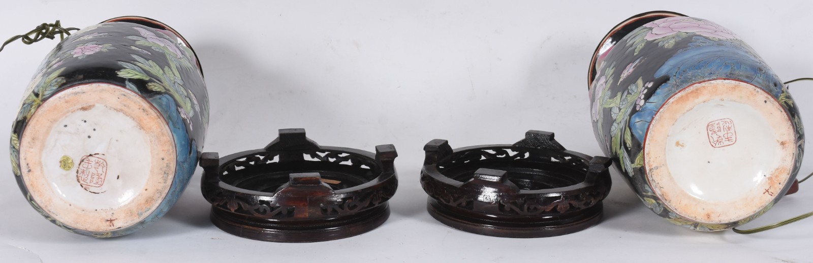 Par de abatjoures de porcelana oriental, fundo preto com flores em... - foto 7 de 7