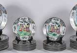 Conjunto de jantar de porcelana chinesa decorad... - Conjunto de jantar de porcelana chinesa decorados com figuras de gueixas em policromia, composto de: 17 pratos rasos e 17 pratos de sobremesa. T...
