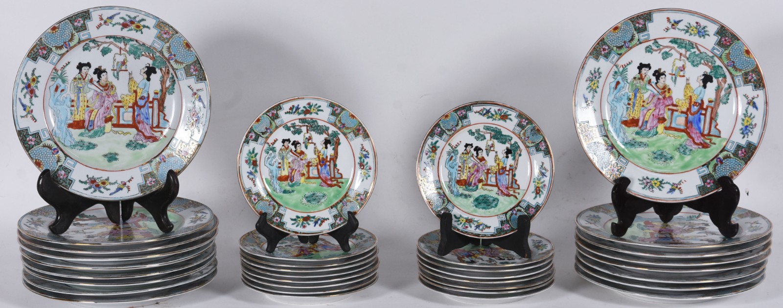 Conjunto de jantar de porcelana chinesa decorados com figuras de... - foto 1 de 6