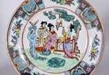 Conjunto de jantar de porcelana chinesa decorad... - Conjunto de jantar de porcelana chinesa decorados com figuras de gueixas em policromia, composto de: 17 pratos rasos e 17 pratos de sobremesa. T...