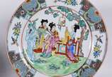 Conjunto de jantar de porcelana chinesa decorad... - Conjunto de jantar de porcelana chinesa decorados com figuras de gueixas em policromia, composto de: 17 pratos rasos e 17 pratos de sobremesa. T...