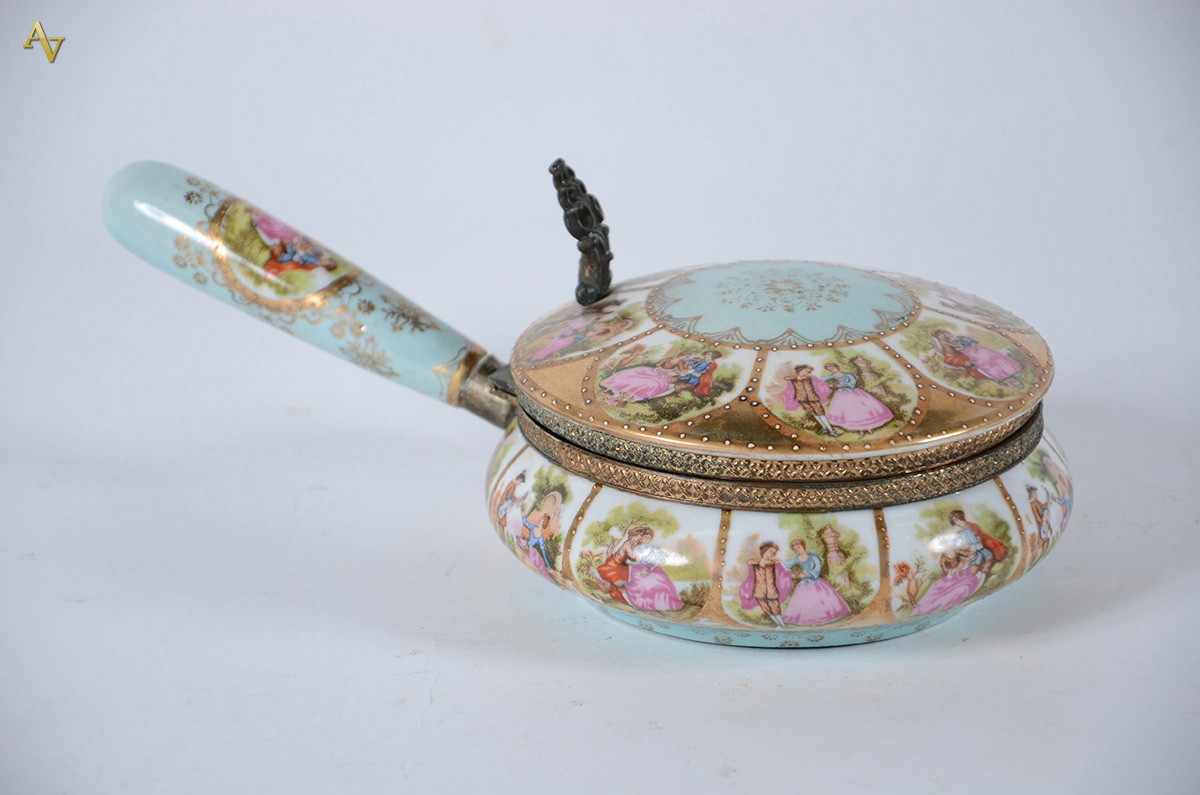 Porta migalhas em porcelana alemã - prussia, com pintura de cenas...