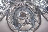 Bule e leiteira de prata europeia contrastada, ... - Bule e leiteira de prata europeia contrastada, decorados com guirlandas cinzeladas e pequenos medalhões com figuras de nobres. Bule com alça de ...