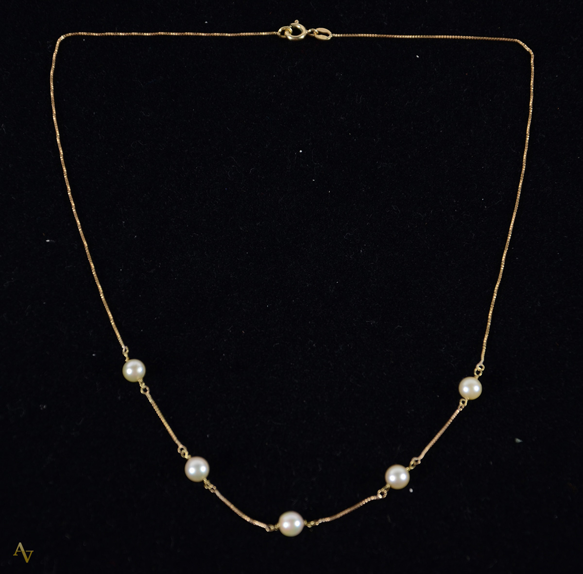 Colar de ouro 18 k com pérolas. Peso: 2.5 gr.