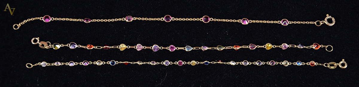 Três pulseiras de ouro 18 k com pedras coloridas. Peso: 5.7 gr.