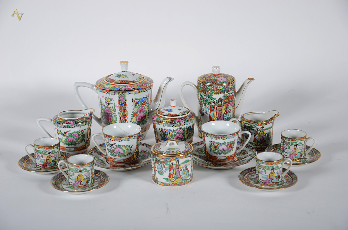 Serviço de porcelana chinesa, composto de 2 bules 2 leiteras, 2... - foto 1 de 2