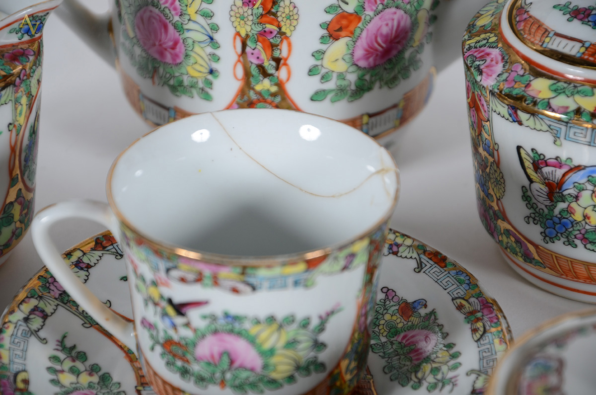 Serviço de porcelana chinesa, composto de 2 bules 2 leiteras, 2... - foto 2 de 2