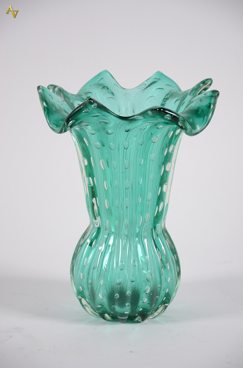 Vaso de murano na cor verde. Alt. 19 cm.