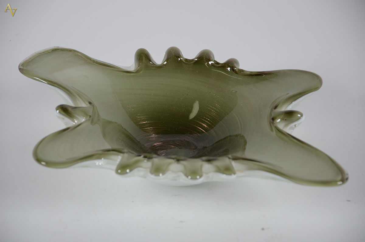 FRATELLI TOSO. Bowl em vidro de murano, em forma ameboide, em branco...