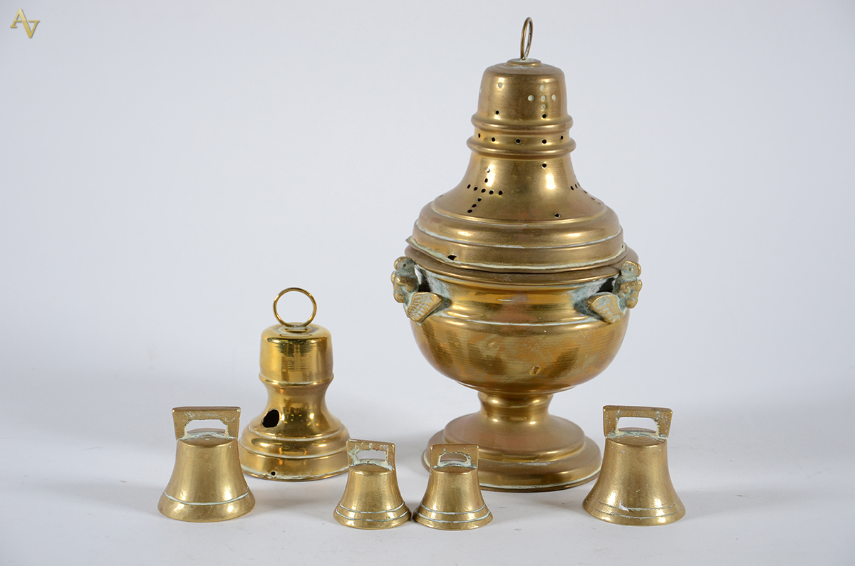 Diversas peças de metal dourado, sendo defumador (alt. 26 cm) e 5...
