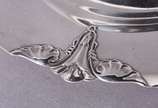 Prato porta petiscos de prata Sterling contrast... - Prato porta petiscos de prata Sterling contrastada, recipiente central com tampa, borda com pequenas guirlandas art nouveau. Peso da prata: 800 ...