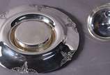 Prato porta petiscos de prata Sterling contrast... - Prato porta petiscos de prata Sterling contrastada, recipiente central com tampa, borda com pequenas guirlandas art nouveau. Peso da prata: 800 ...