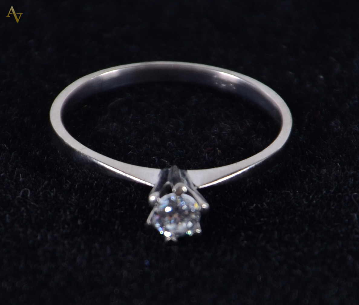 Anel solitário de ouro branco 0.15 ct - peso: 1.3 gr.