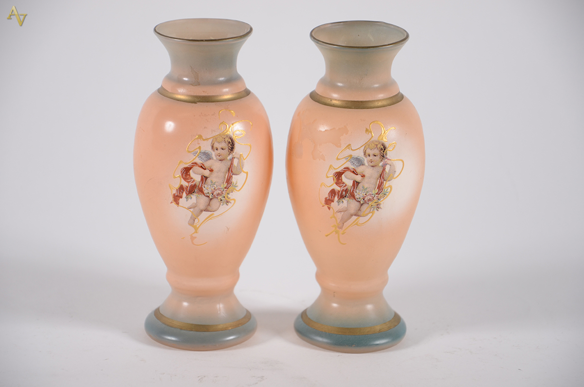 Par de vasos de vidro italiano com pinturas de anjos em policromia...