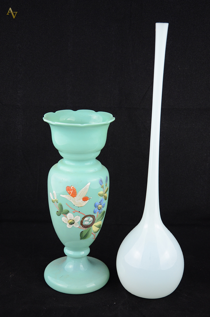 Duas peças de opalina, sendo Vaso na cor verde(alt. 23 cm) e...