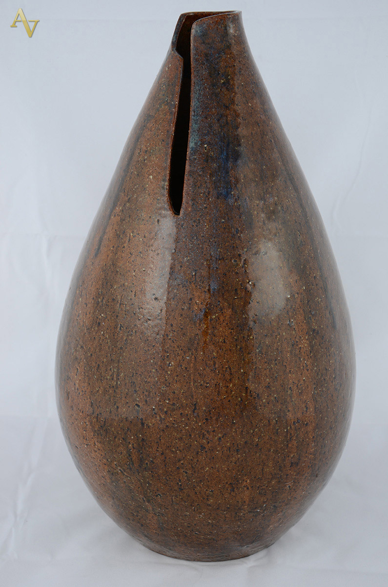 Vaso de cerâmica artística, assinada. Alt. 42 cm.