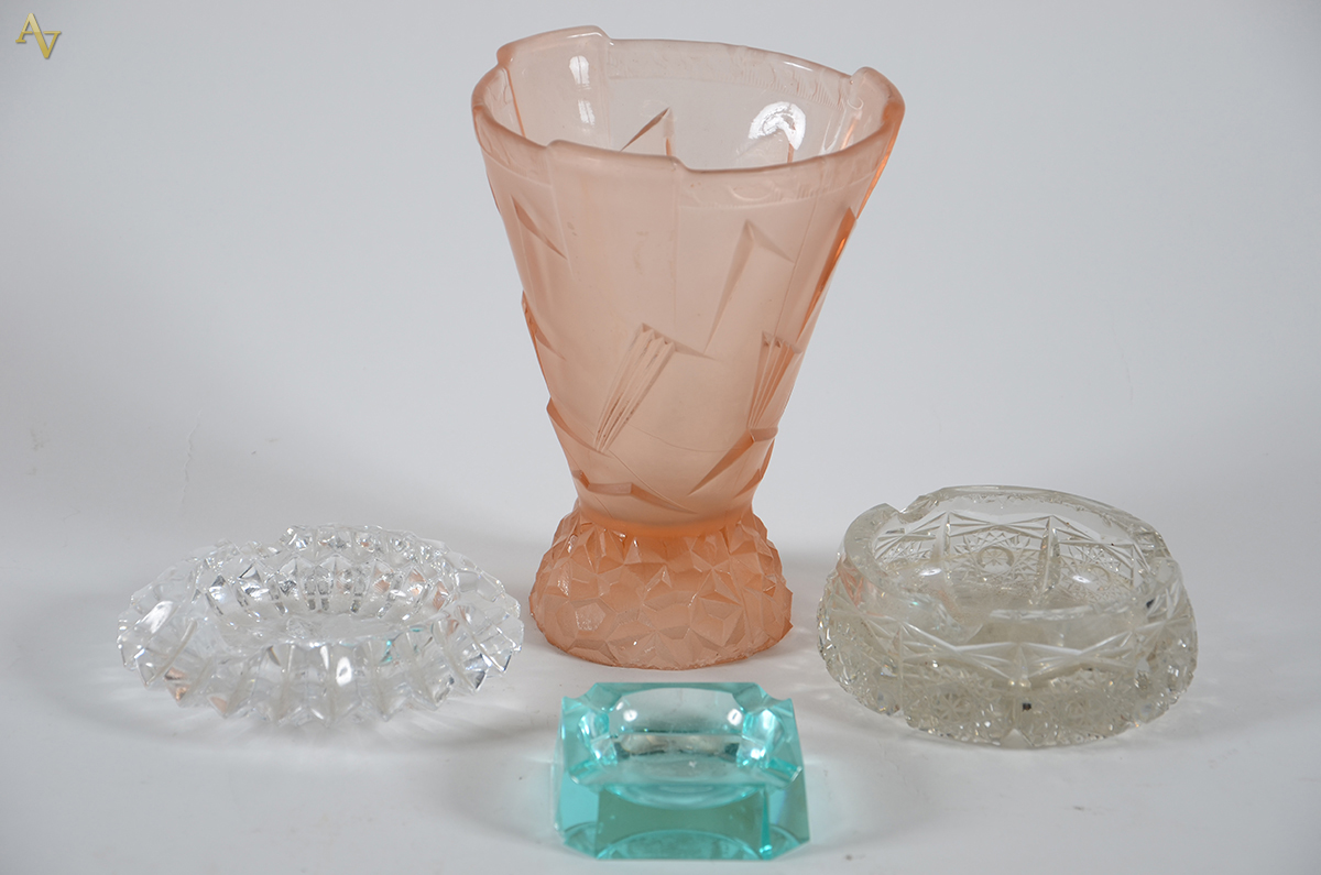 Três cinzeiros diversos ( med.13 x 14 cm) e 1 vaso na cor coral, alt...