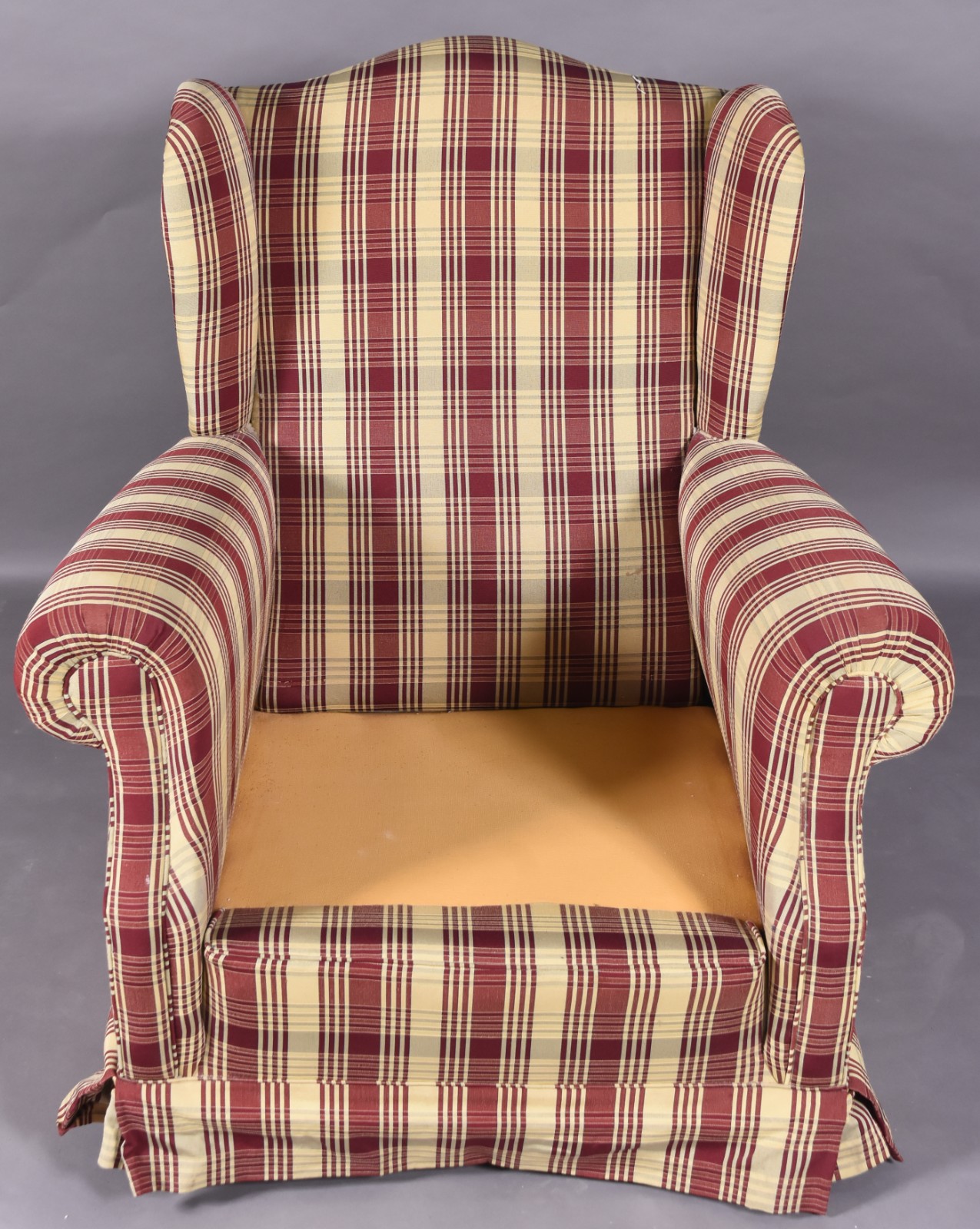 Poltrona bergere estofada e forrada com tecido xadrez bege e vinho. - foto 3 de 5