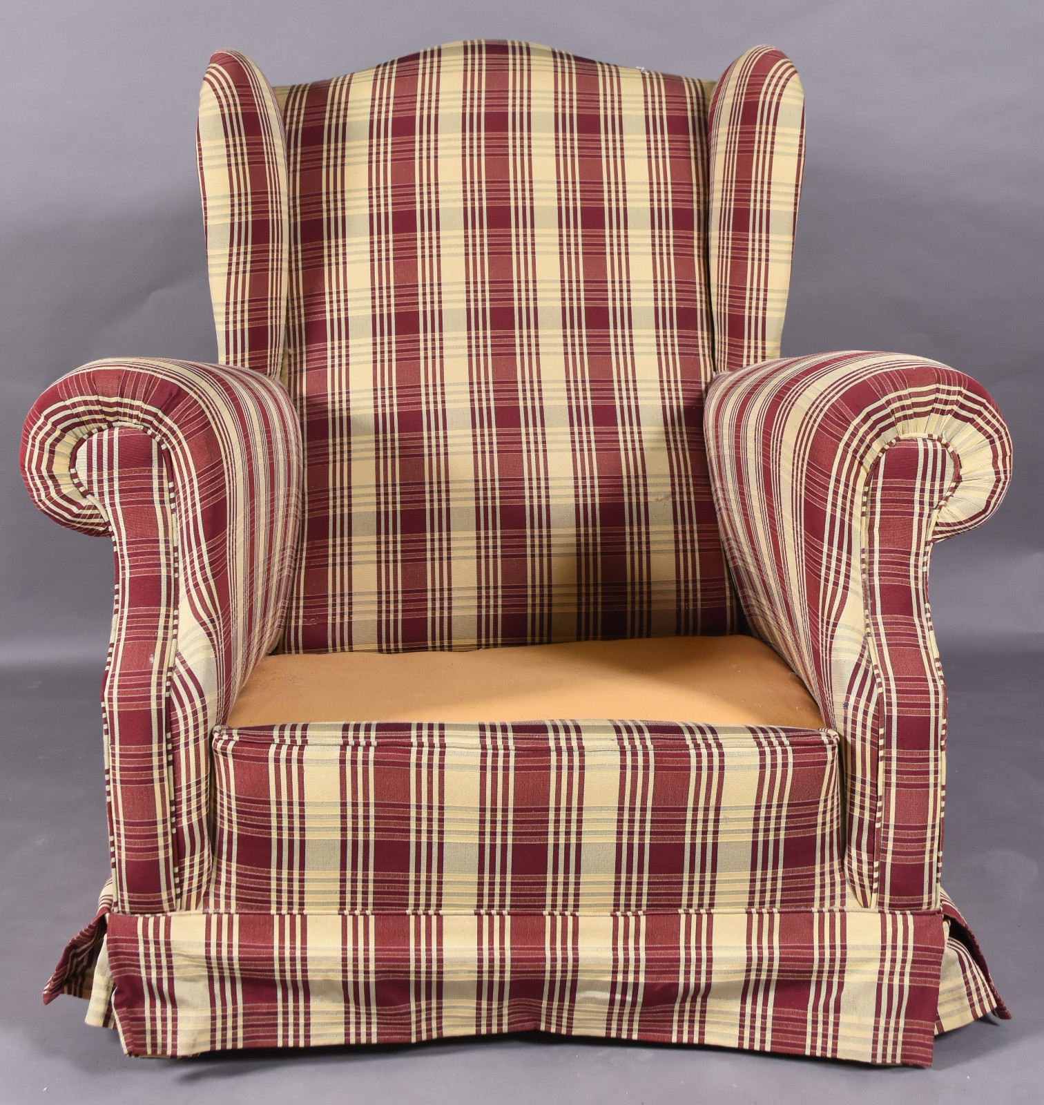 Poltrona bergere estofada e forrada com tecido xadrez bege e vinho. - foto 4 de 5