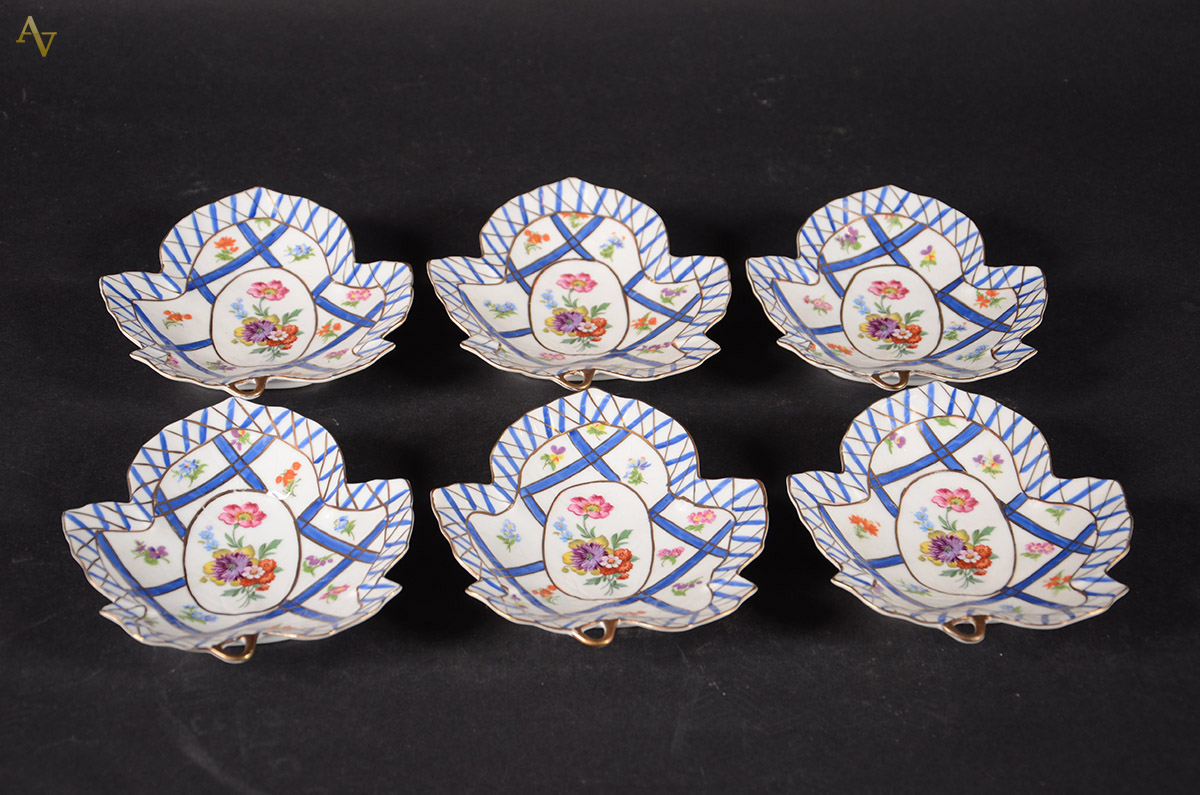 Seis pratinhos de porcelana Paris Royal, pintados a mão, feitio...