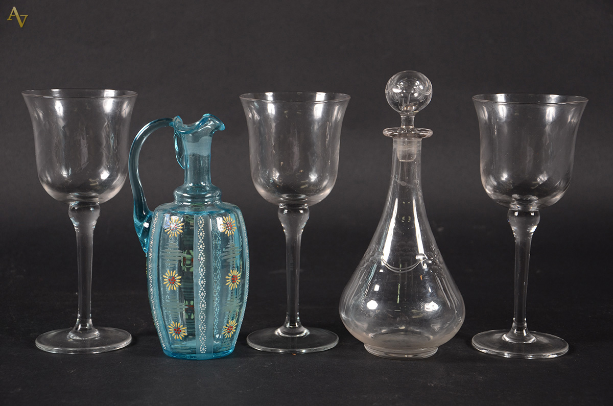 Licoreira de cristal( uma sem tampo) Alt. 20 e 23 cm.e Seis cálices...