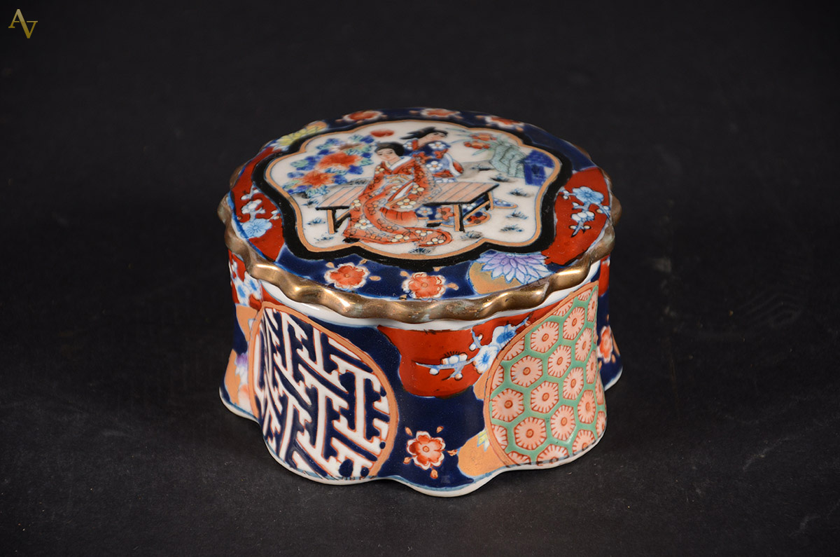 Caixa de porcelana oriental, borda em gomos realçados a ouro...
