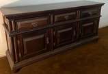 Móvel buffet de madeira nobre, 3 portas e 3 gav... - Móvel buffet de madeira nobre, 3 portas e 3 gavetas com puxadores de metal. Retirada apartamento em Copacabana.
