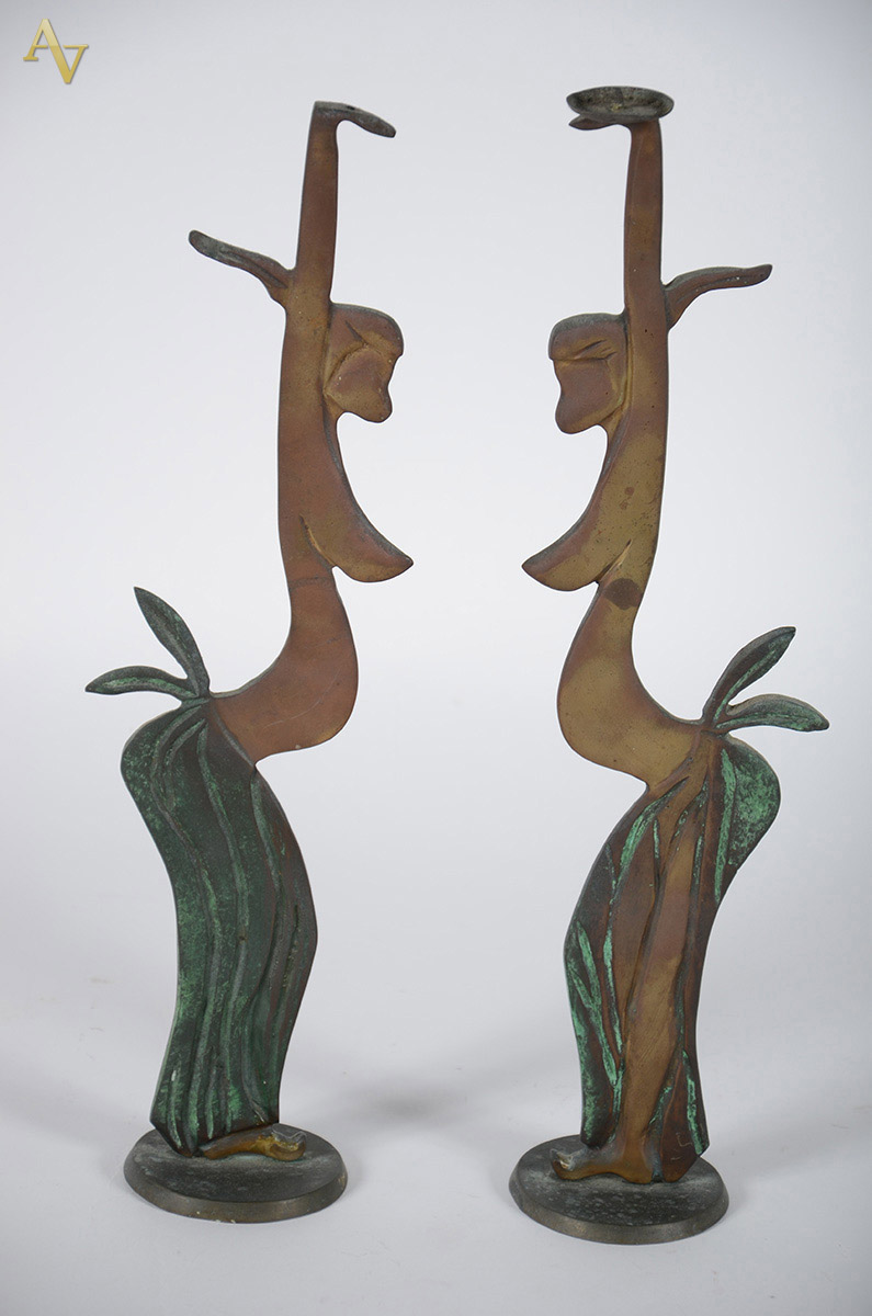 Par de castiçais de bronze repres. figuras femininas (1 faltando...