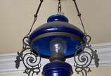 Lanterna de metal e cúpula de vidro azul. - Lanterna de metal e cúpula de vidro azul.