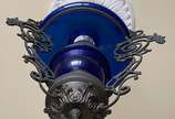 Lanterna de metal e cúpula de vidro azul. - Lanterna de metal e cúpula de vidro azul.
