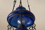 Lanterna de metal e cúpula de vidro azul. - Lanterna de metal e cúpula de vidro azul.