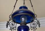 Lanterna de metal e cúpula de vidro azul. - Lanterna de metal e cúpula de vidro azul.