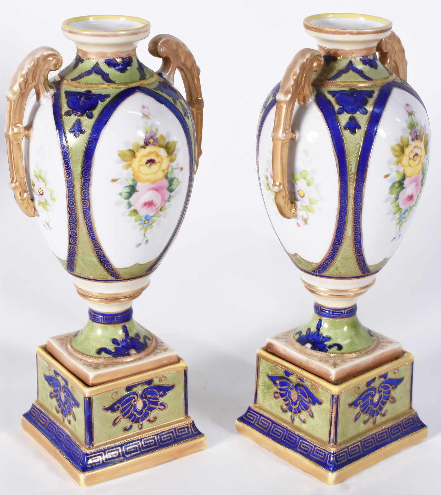 Par de ânforas de porcelana europeia, corpo com flores em policromia... - foto 2 de 6