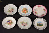 Seis pratos diversos de porcelana para parede( ... - Seis pratos diversos de porcelana para parede( um deles com pequeno lascado). Diam. do maior - 22 cm memor - 18 cm.